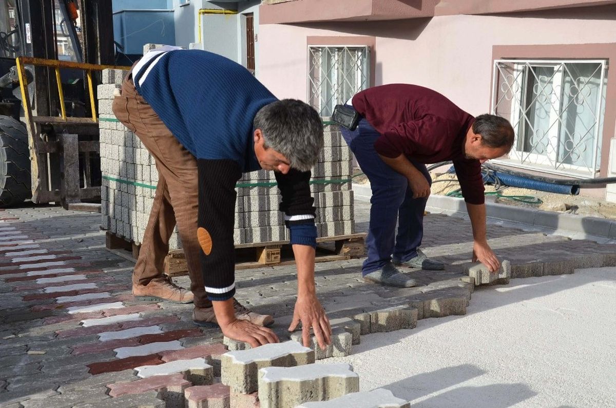 Altyapı Çalışmalarının Ardından Yenilemeler Tüm Hızıyla Sürüyor