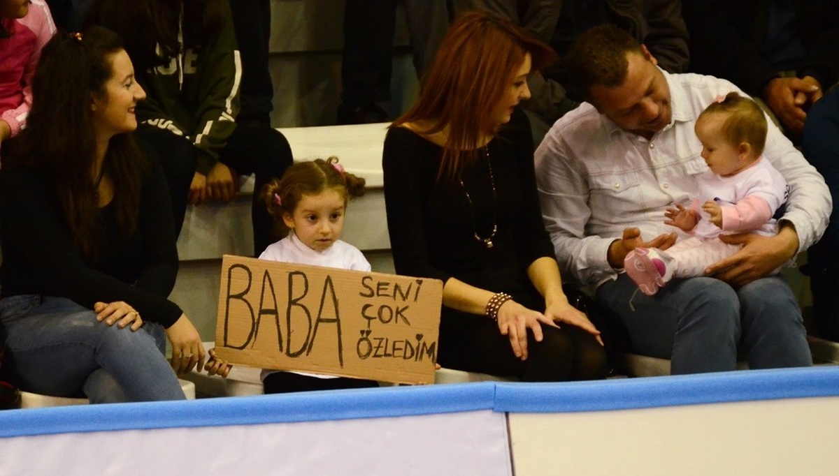 Asker Babaya Tribünden Pankartlı Selam