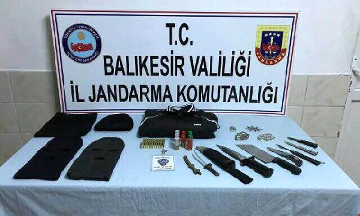 Balıkesir\'de Yol Kesip Soygun Yapan 3 Kişi Tutuklandı