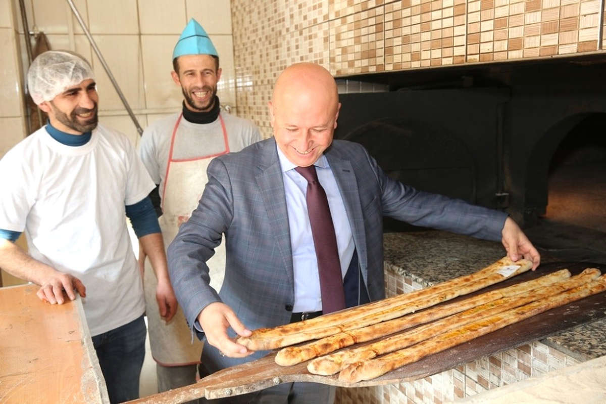 Başkan Çolakbayrakdar Ziyaret Ettiği Fırında Pide Hazırladı