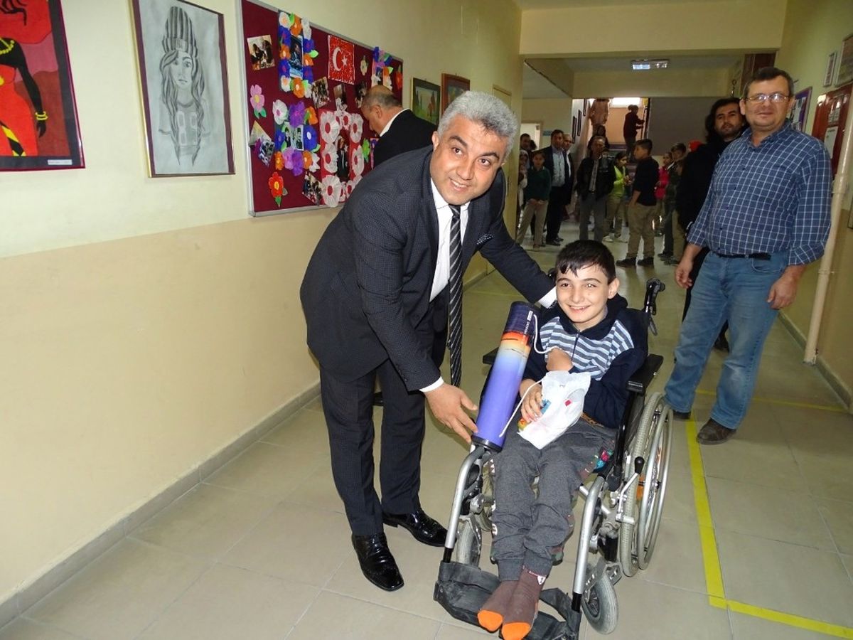Belediye Başkanı Çalışkan\'dan Özel Öğrencilere Hediye