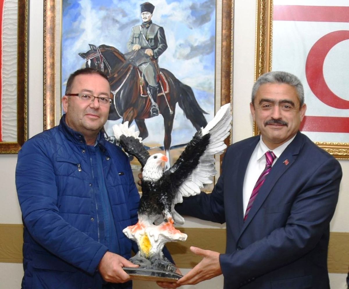 Beşiktaşlı Başkan Alıcık\'a Anlamlı Hediye