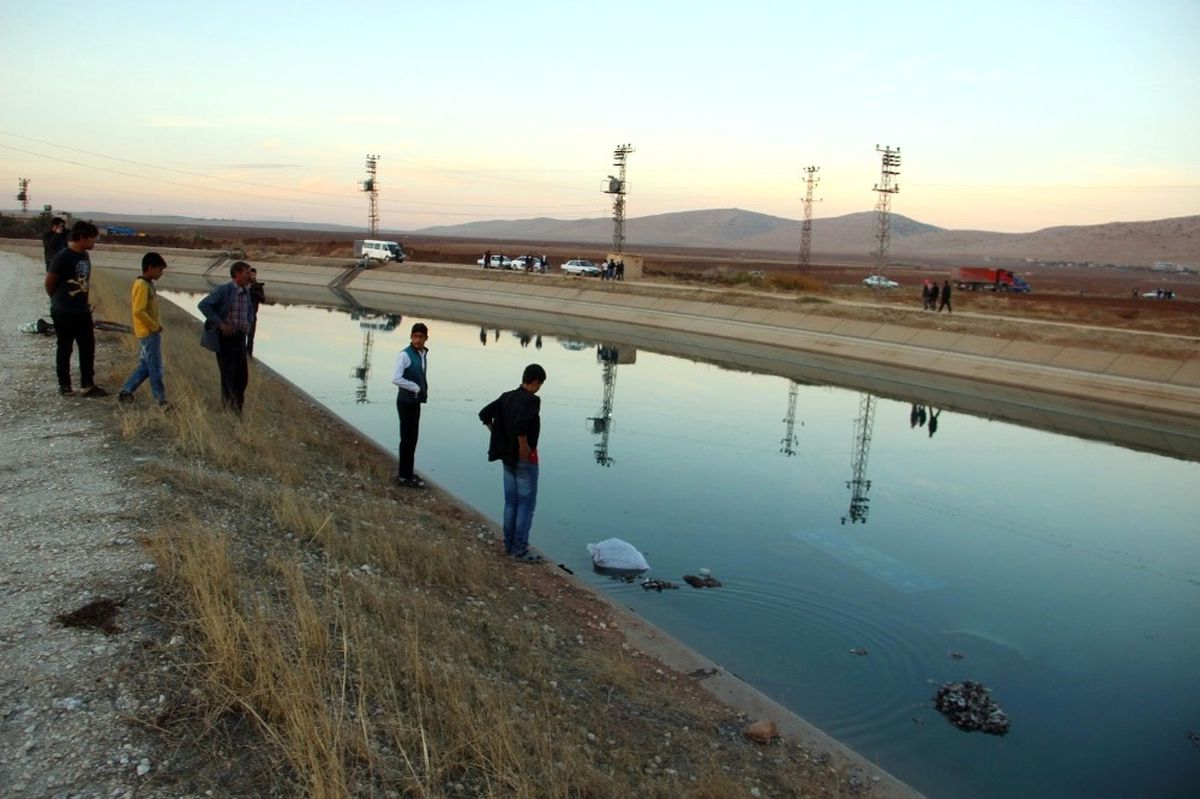 Çocuk İşçileri Taşıyan Traktör Sulama Kanalına Düştü, 6 Çocuk Son Anda Kurtarıldı