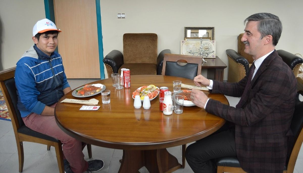 Engelli Gencin Başkanla Yemek Yeme Hayali Gerçekleşti