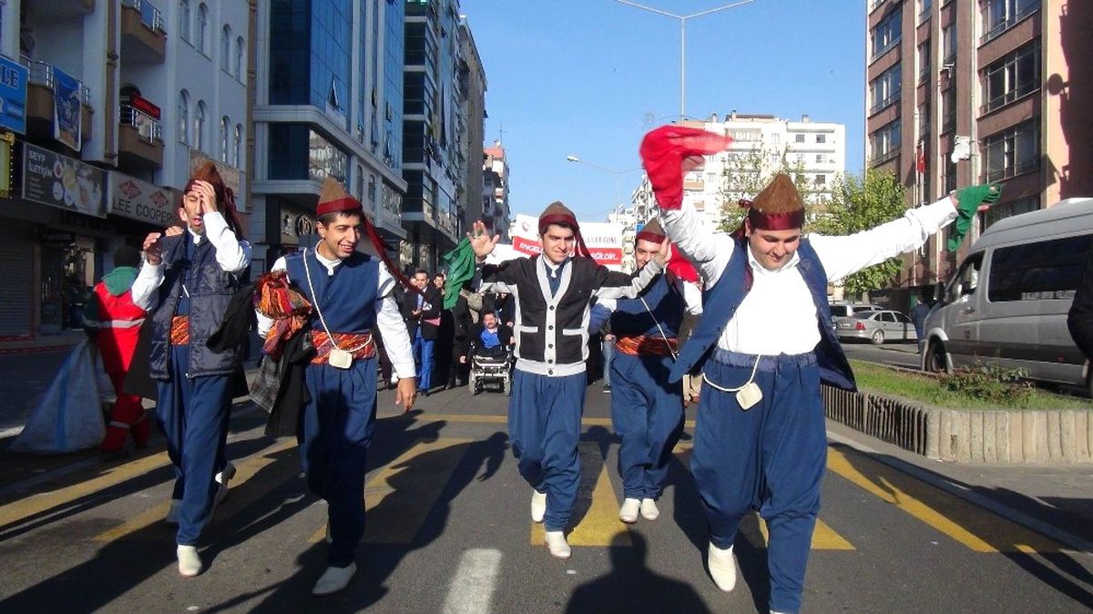 Engelliler Cadde Ortasında Halay Çekti