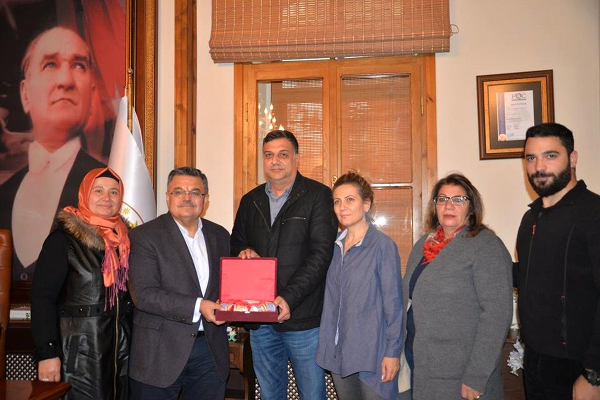 Güney Mesarya Halk Tiyatrosu Oyuncularından Başkan Yağcı\'ya Ziyaret