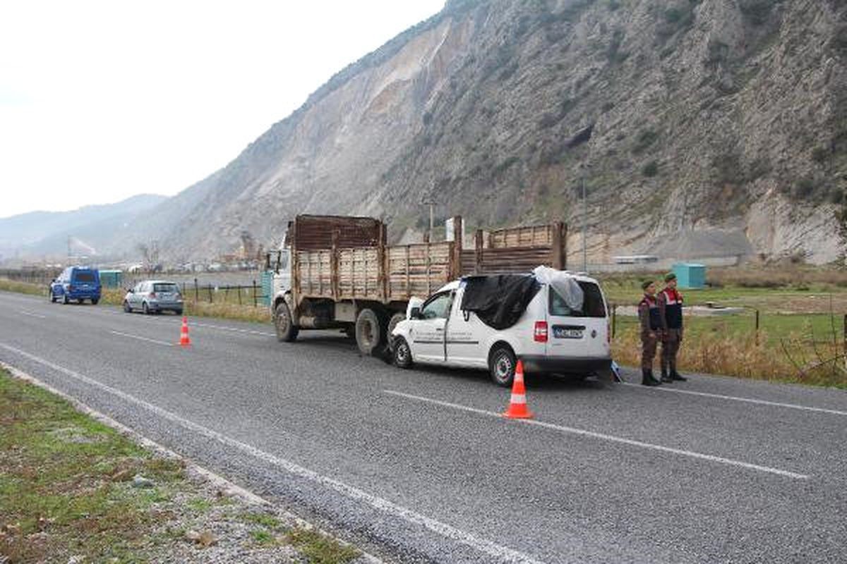 Hafif Ticari Araç Kamyona Çarptı: 1 Ölü, 1 Ağır Yaralı