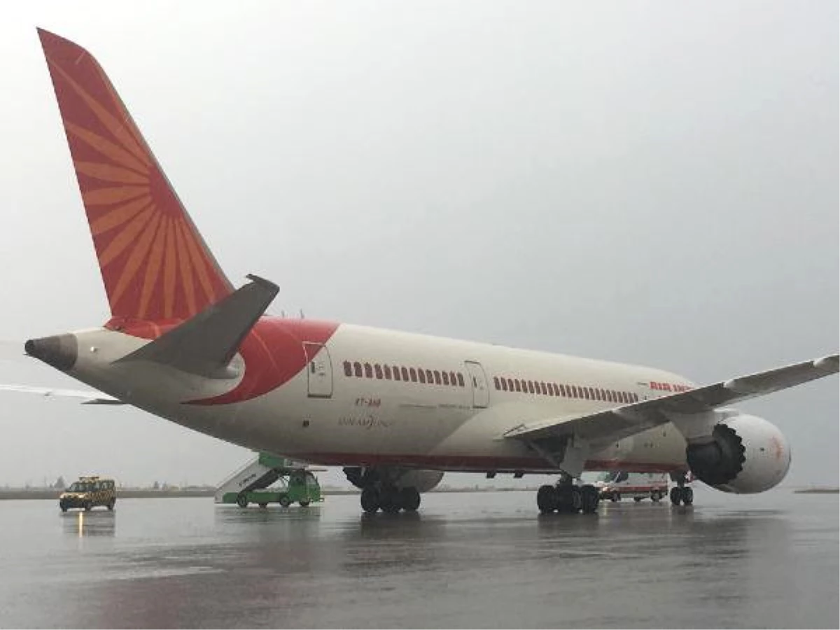 Hindistan Havayolları Uçağının Yolcusu Rahatsızlandı, Atatürk Havalimanı\'na Acil İniş Yaptı