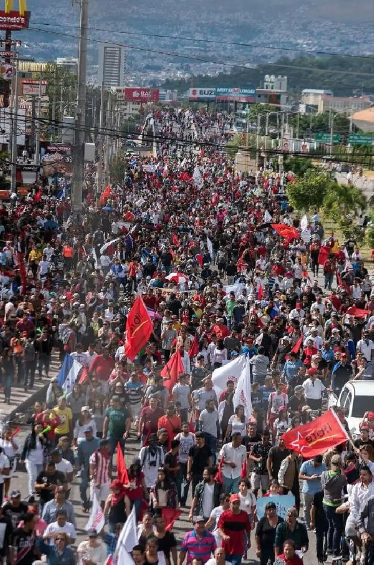 Honduras\'ta Binlerce İnsan Adil Seçim Sonuçları İçin Sokaklara Çıktı