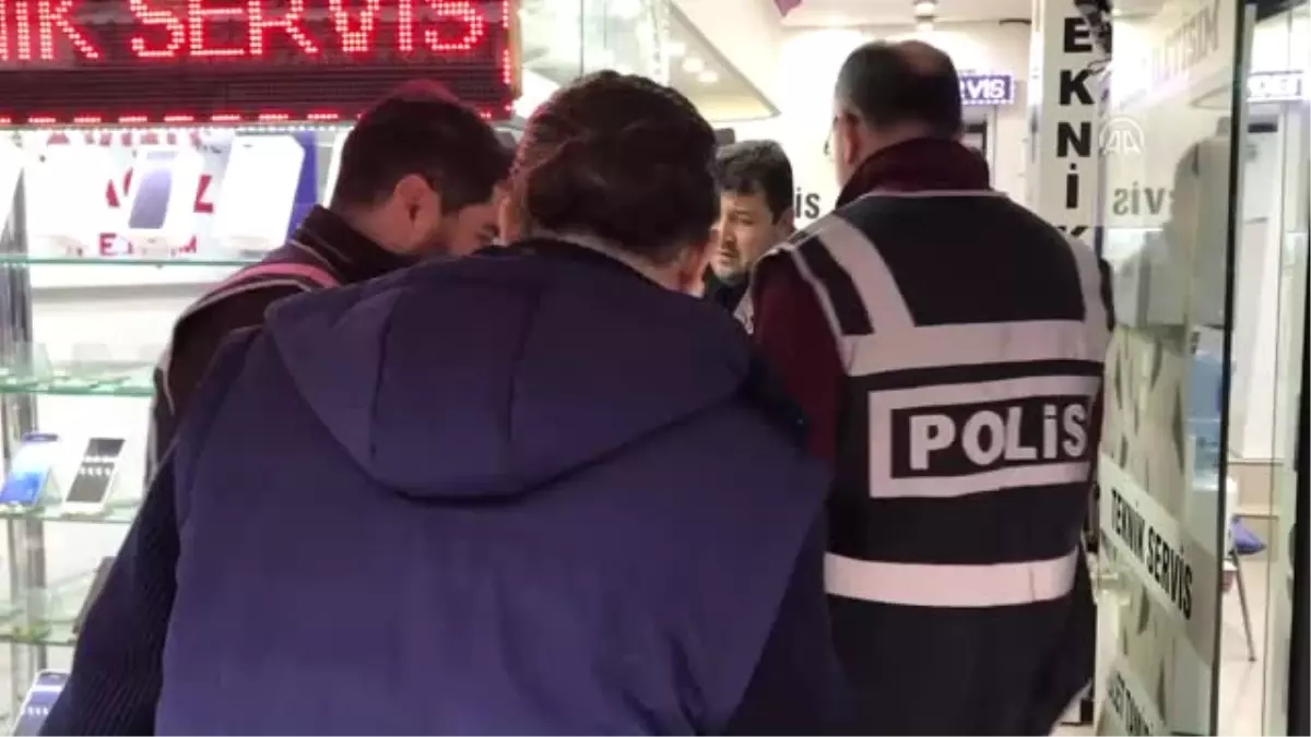 İzmir\'de Kaçak Telefon Operasyonu