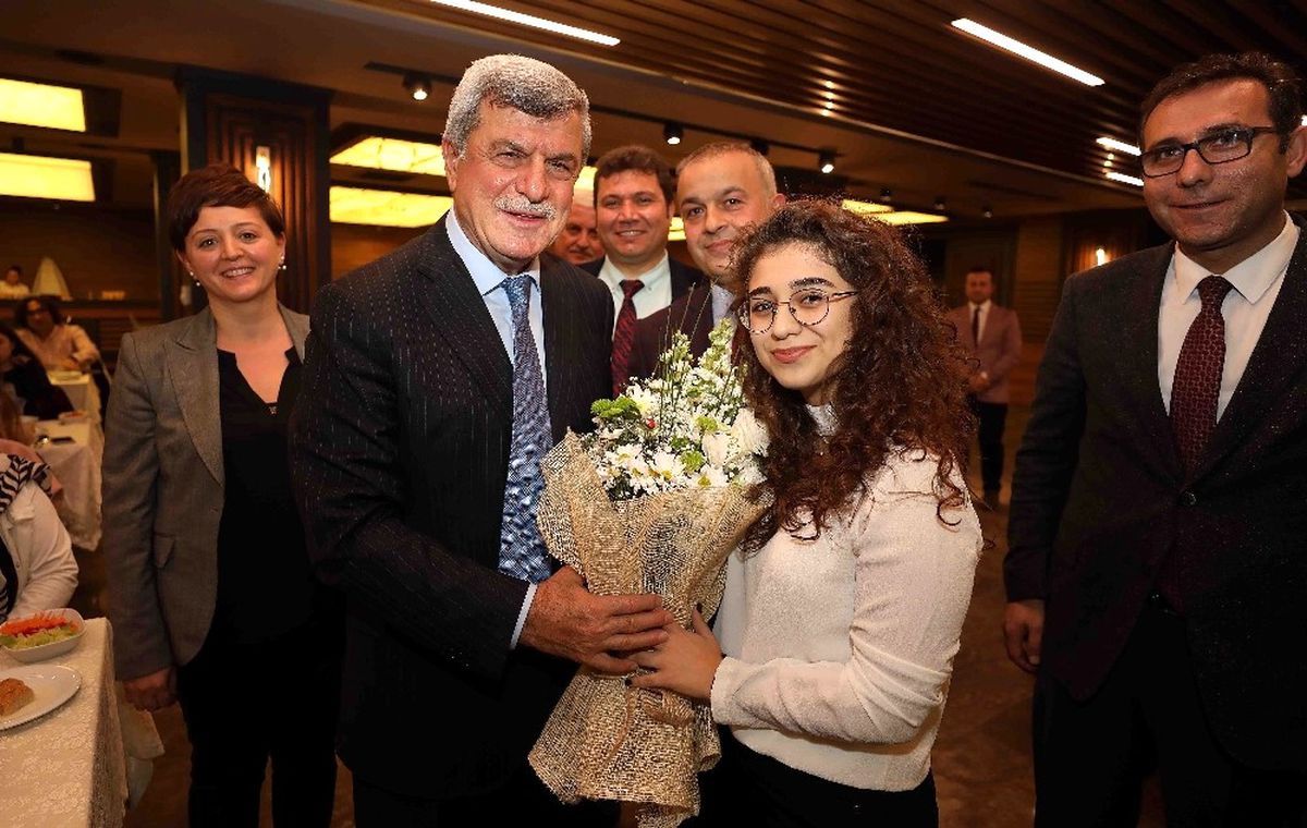 Karaosmanoğlu, Öğretmenler ve Öğrencilerle Bir Araya Geldi