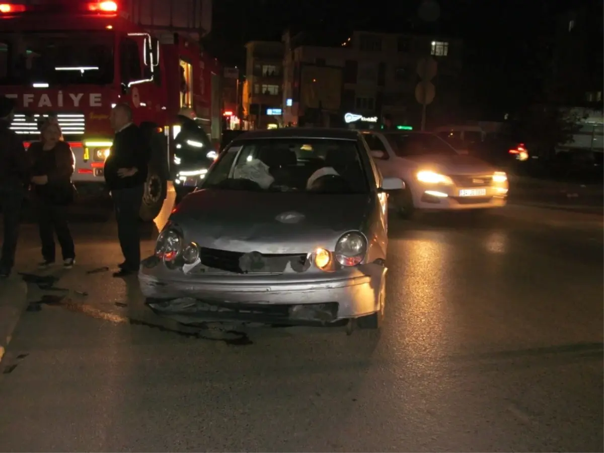 Kavşaktan Kontrolsüz Çıkış Yapan Otomobil Ticari Araçla Çarpıştı: 4 Yaralı