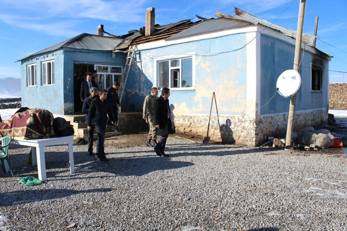 Kaymakam Dundar\'dan Evi Yanan Gaziye Ziyaret