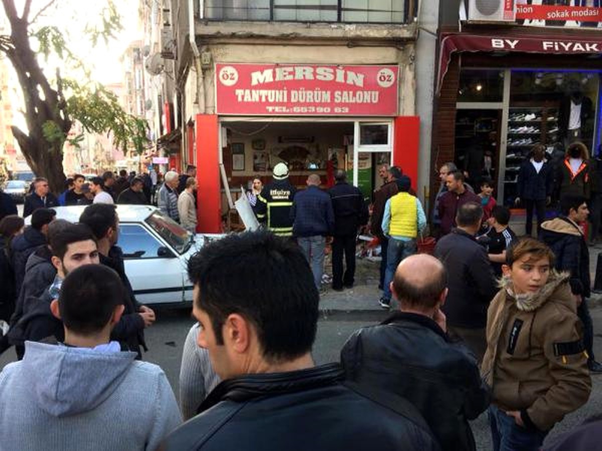 Kontrolden Çıkan Otomobil İşyerine Girdi: 2 Yaralı