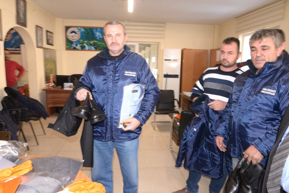 Melikgazi Belediyesinde Park ve Bahçelerde Çalışanlara Giyim Malzemesi Dağıtıldı