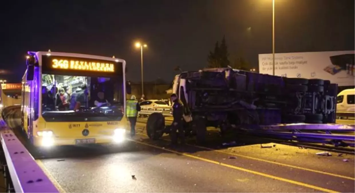 Metrobüs Yoluna Tır Devrildi: 3 Yaralı