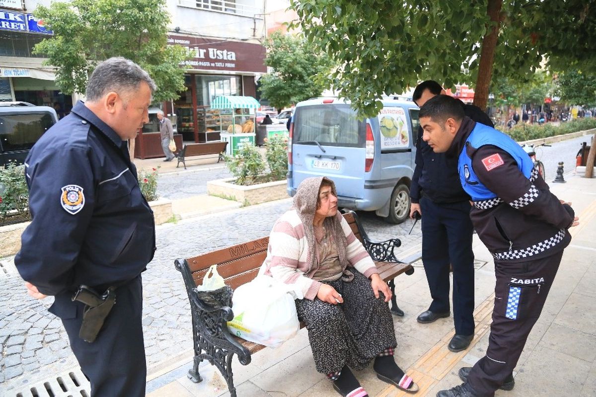 Milas\'ta Sokakta Yaşayan Yaşlı Kadın Yardımı Reddediyor