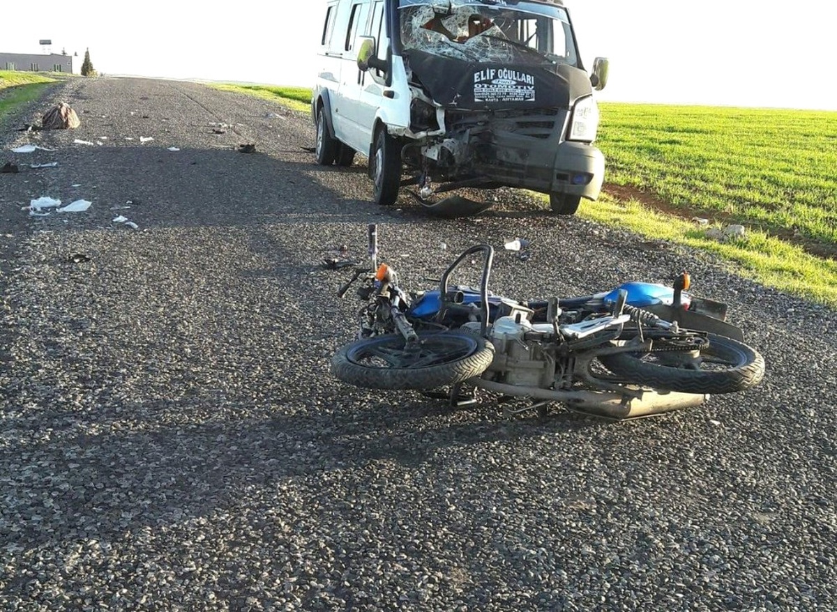 Minibüs ile Motosiklet Çarpıştı: 1 Ölü, 1 Yaralı