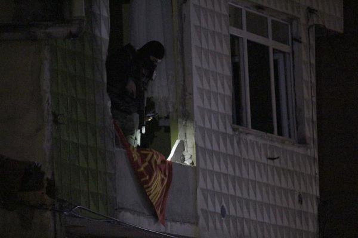 Okmeydanı\'nda Pencereye Asılan Pankart Polisi Harekete Geçirdi