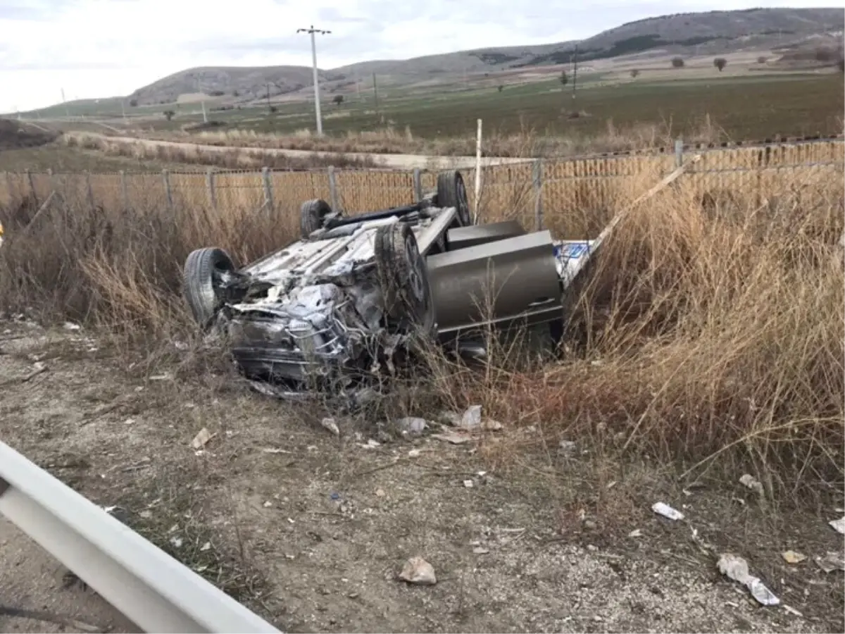 Otomobil Kamyona Çarptı; 1 Ölü 1 Yaralı