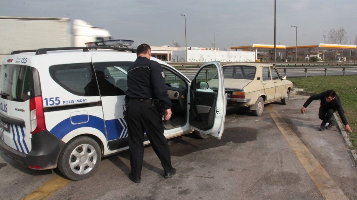 Otomobilde Uyuşturucu Alan İki Kişi Polise Yakalandı
