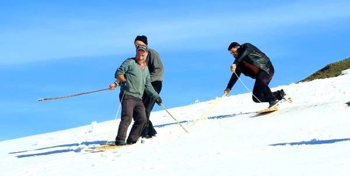 Rize\'nin O Köyüne Kar Yağdı, Tahtasını Alan Doğal Pistlere Koştu