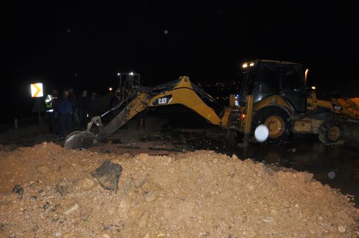 Şiddetli Yağış Karayolunu Çökertti