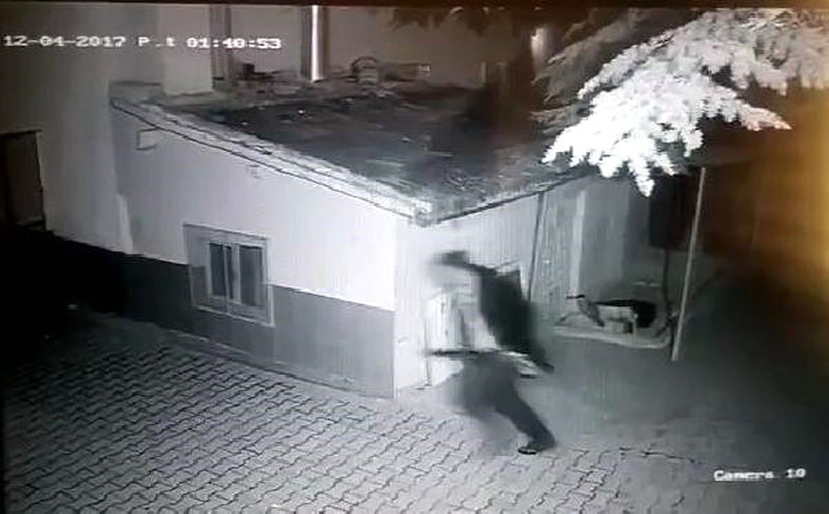 Silahlı Soyguncular Polisle Çatışıp Kaçtı