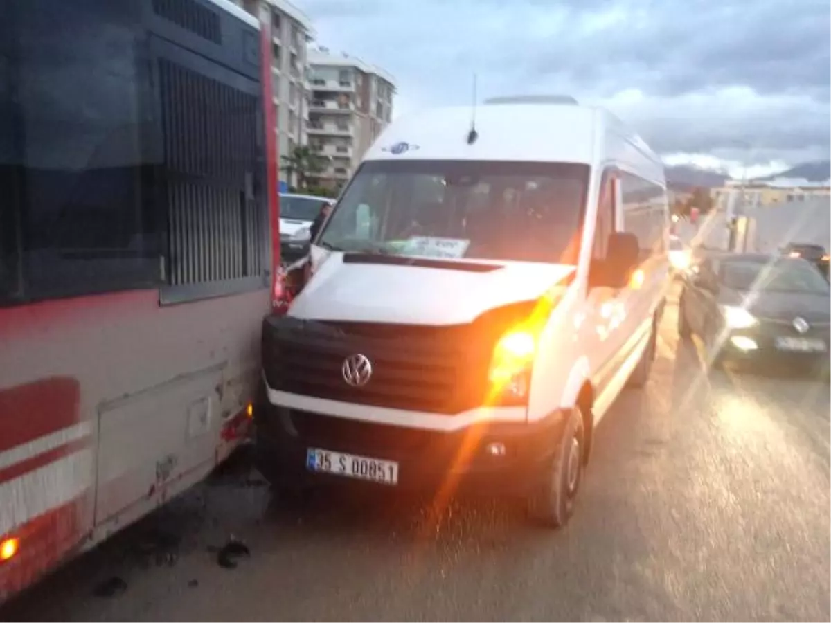 Sürücüsü Kalp Krizi Geçiren Minibüs Belediye Otobüsüne Çarptı, 1 Ölü