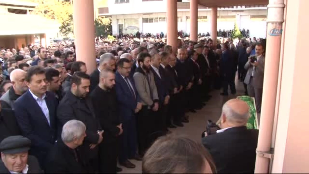 Trabzonspor Camiası Köksal Sadıklar\'ın Oğlunun Cenazesinde Bir Araya Geldi