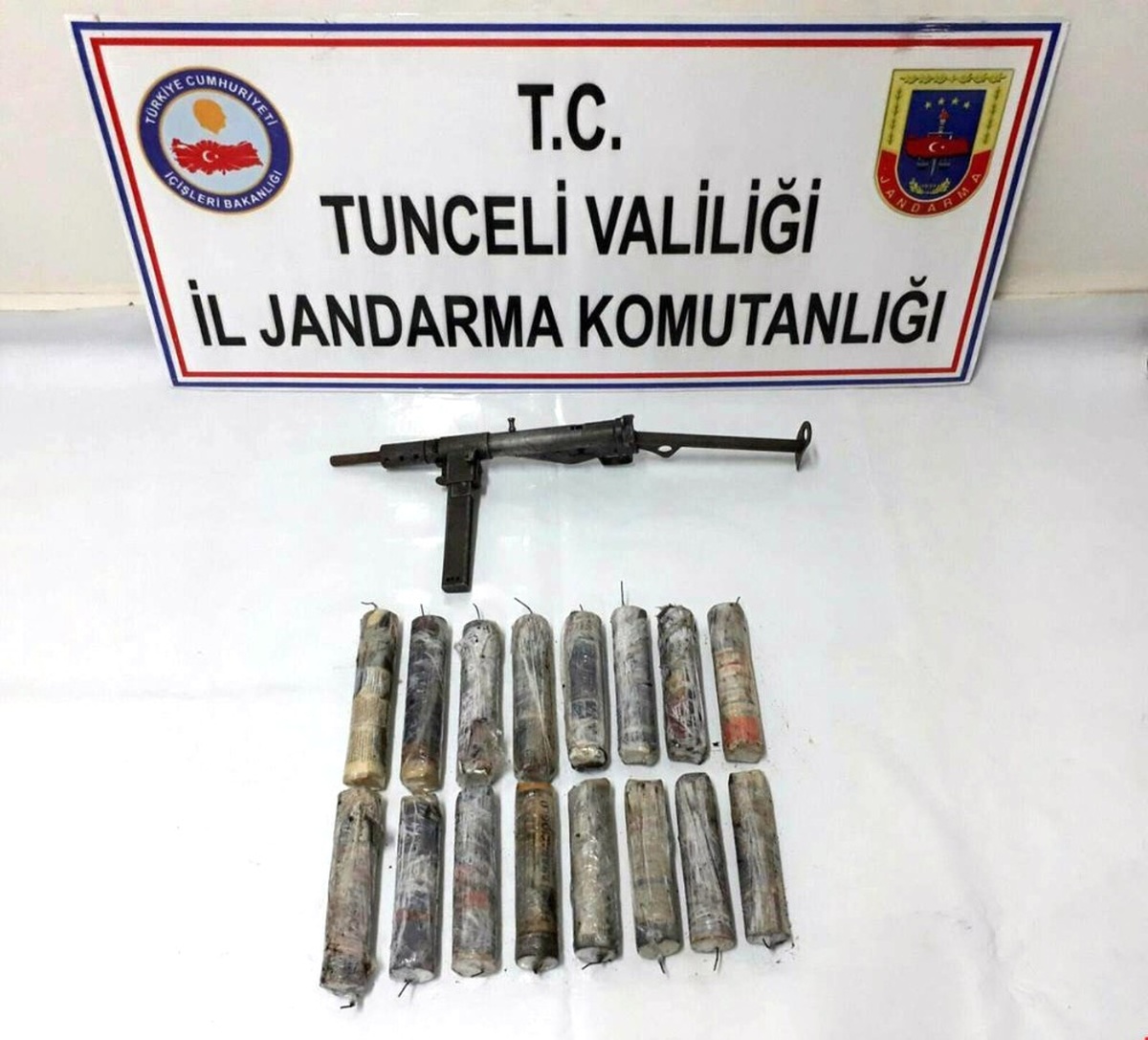 Tunceli\'de Sığınakta Patlayıcı ve Makinalı Tüfek Ele Geçirildi