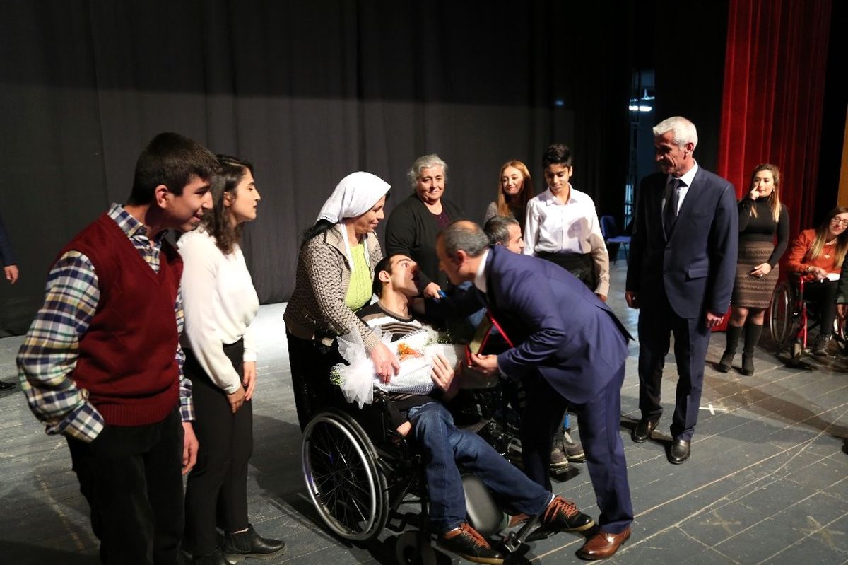 Vali Sonel Engellilerle Halay Çekerek Neşelerine Ortak Oldu
