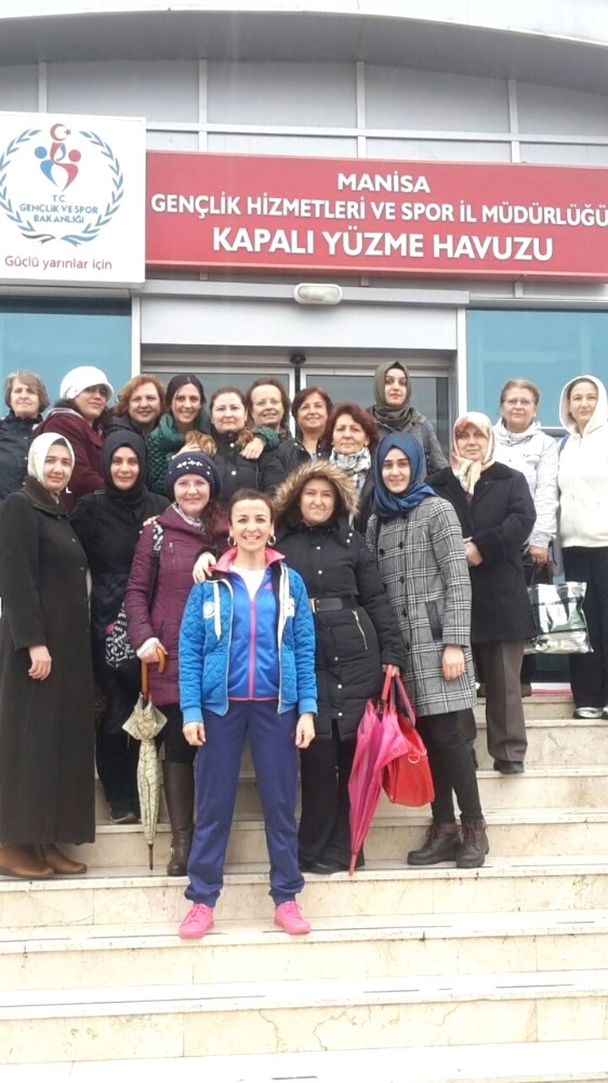 Yunusemre\'de Bayanlara Yüzme Kursu