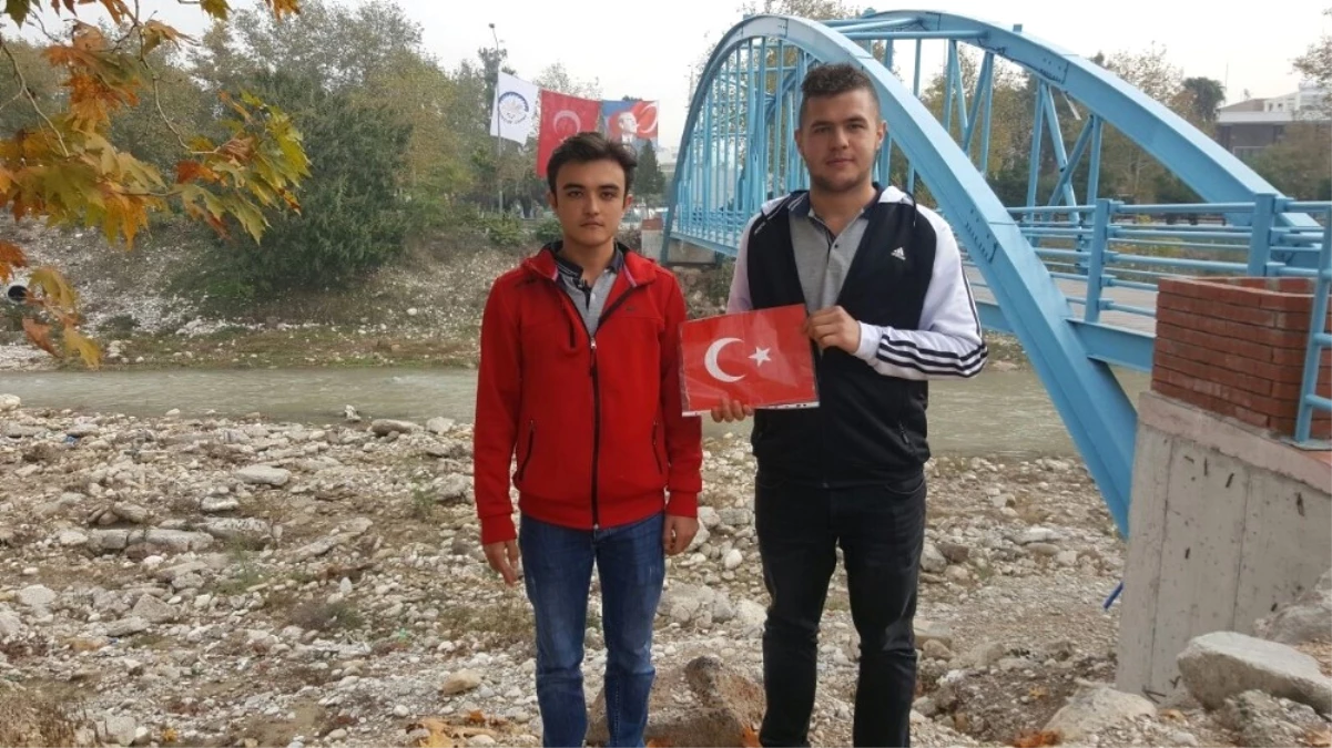 Akarsuya Düşen Türk Bayrağını Çıkaran Lisesi Gençler Konuştu