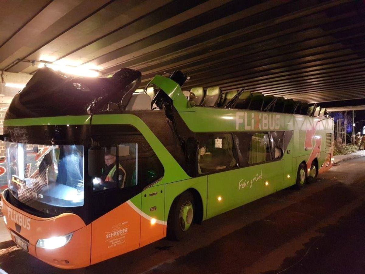 Almanya\'da Otobüs Köprüye Çarptı