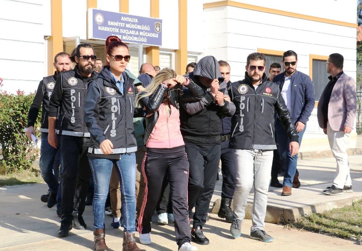 Antalya\'da Fuhuş ve Uyuşturucu Operasyonu: 19 Gözaltı