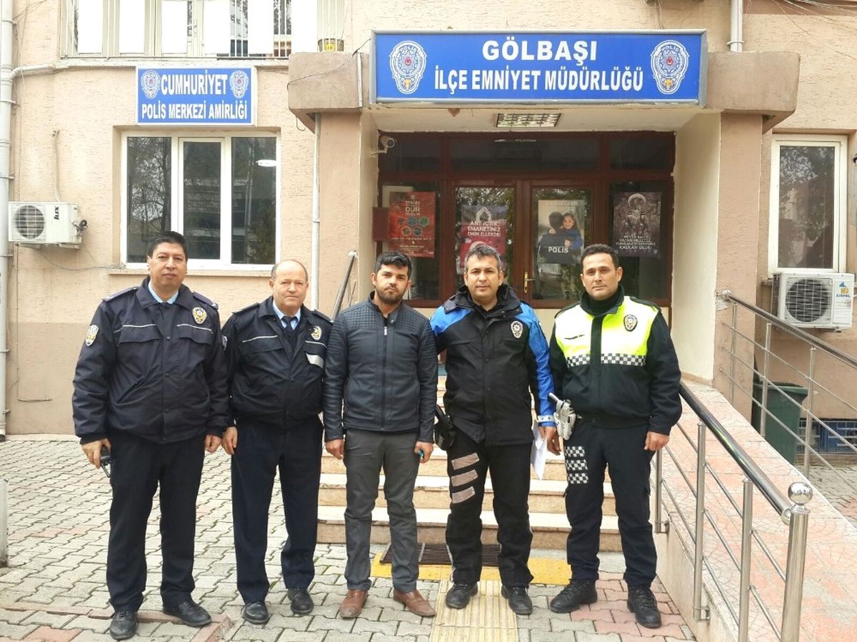 Atm\'de Unutulan Parayı Sahibine Teslim Etti