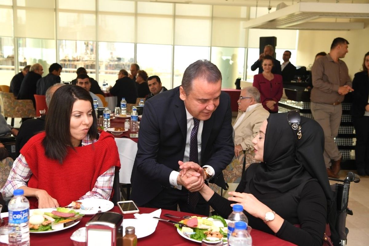 Başkan Böcek, Engelli Dernekleri Üyeleriyle Buluştu