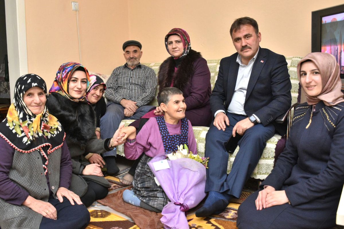 Başkan Çimen, Engellileri Evlerinde Ziyaret Etti