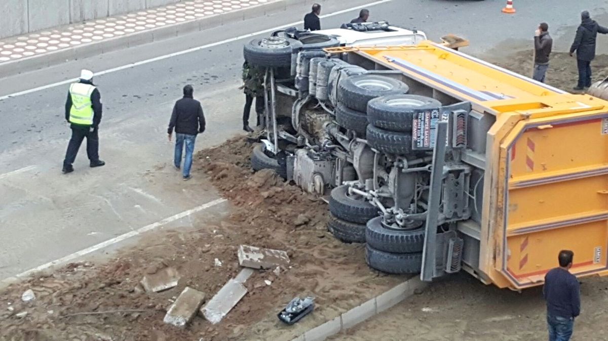 Batman\'da Kum Yüklü Kamyon Devrildi