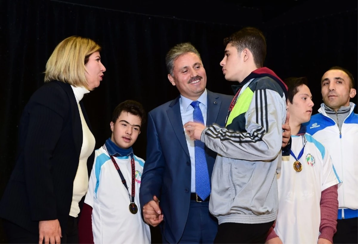 Belediye Başkanı Çakır Başarılı Sporcuları Ödüllendirdi