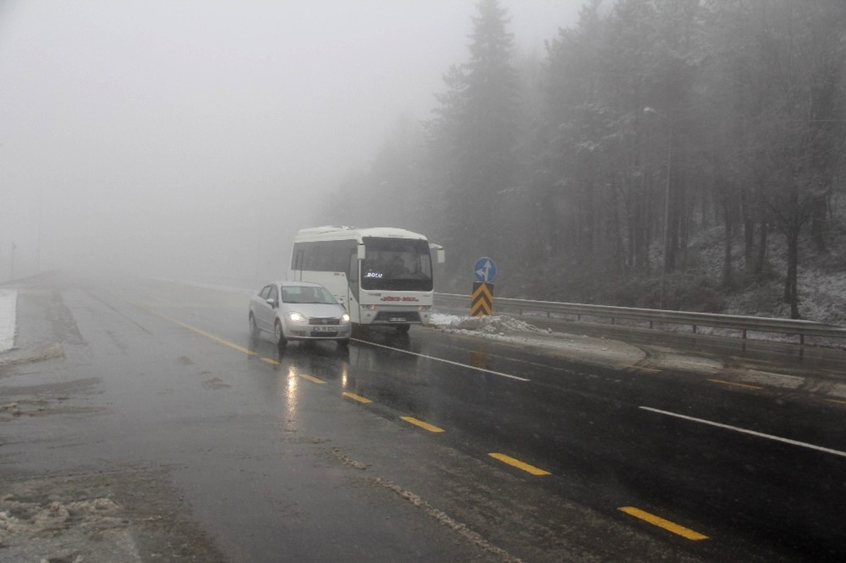 Bolu Dağı\'nda Kar Yağışı ve Sis Etkili Oluyor