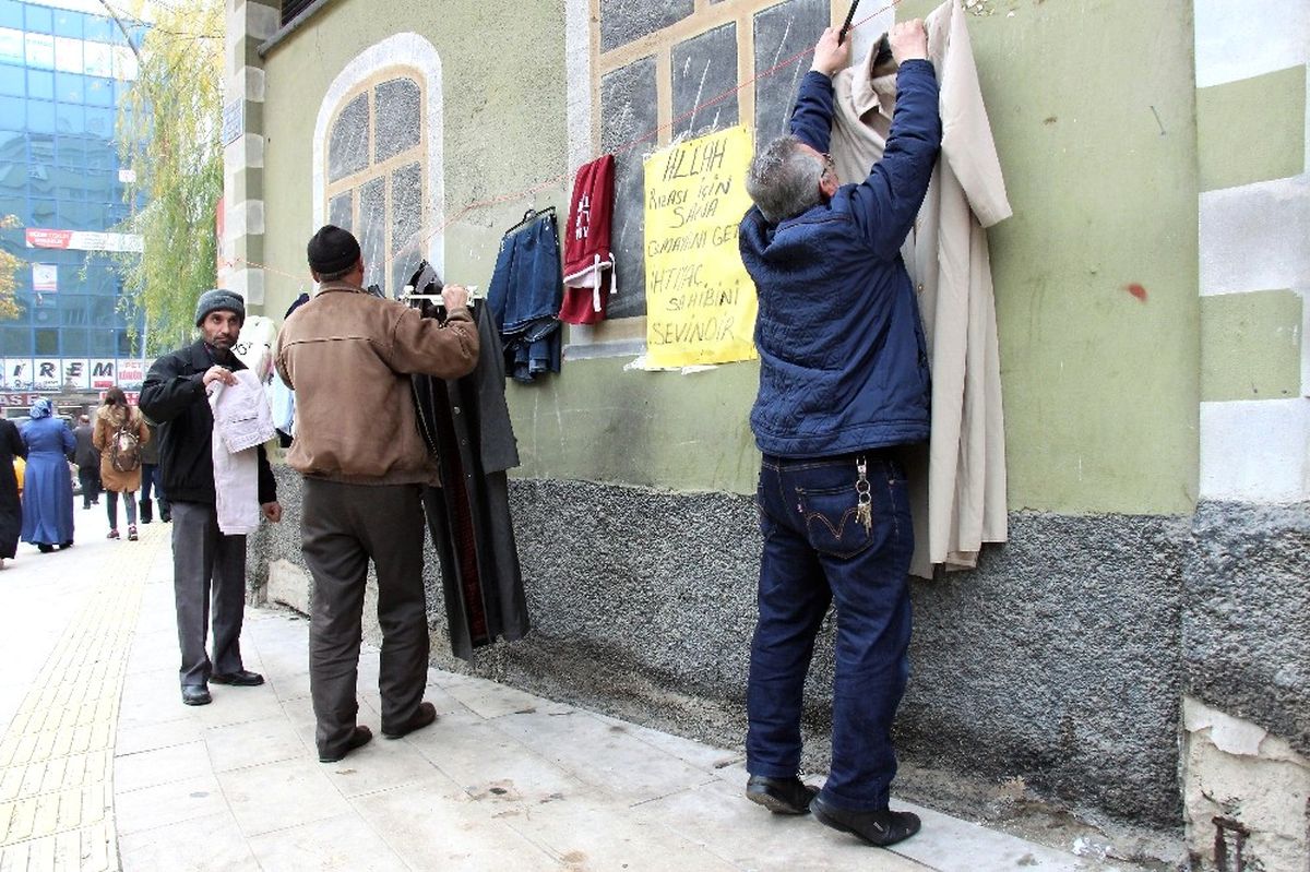 Büfecinin Başlattığı \'Askıda Kıyafet\' Kampanyası Büyük İlgi Görüyor
