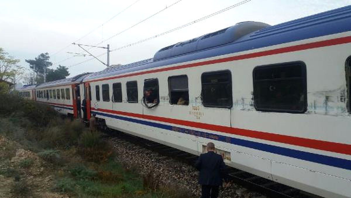 Ceyhan\'da Tren Kamyona Çarptı: 1 Yaralı