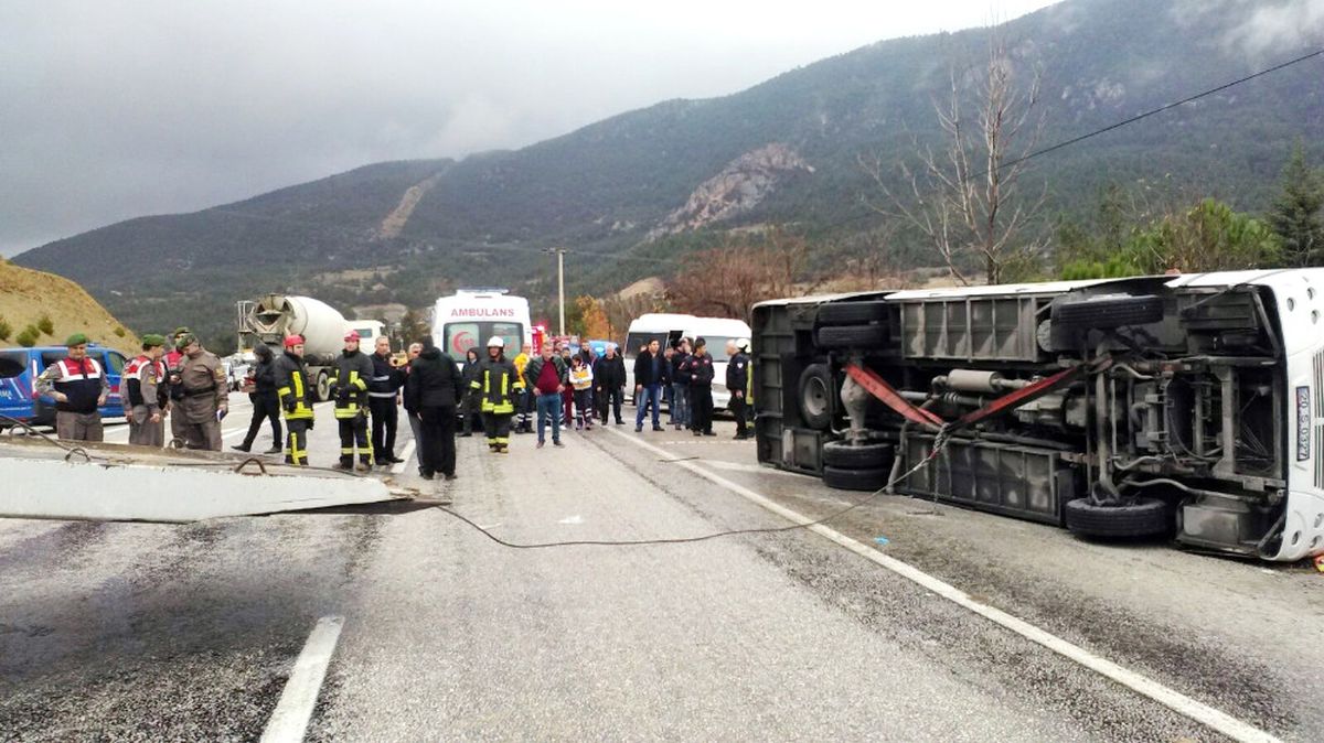 Denizli\'de Öğrenci Servisi Devrildi: 24 Yaralı