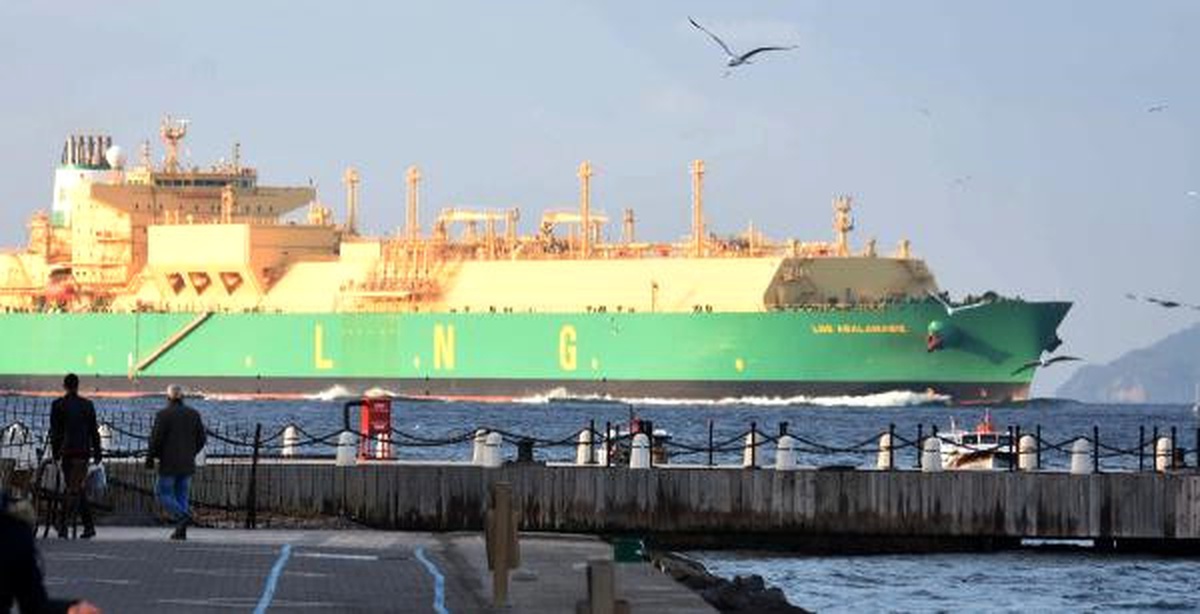 Doğal Gaz Tankeri Çanakkale Boğazı\'nı Kapattı