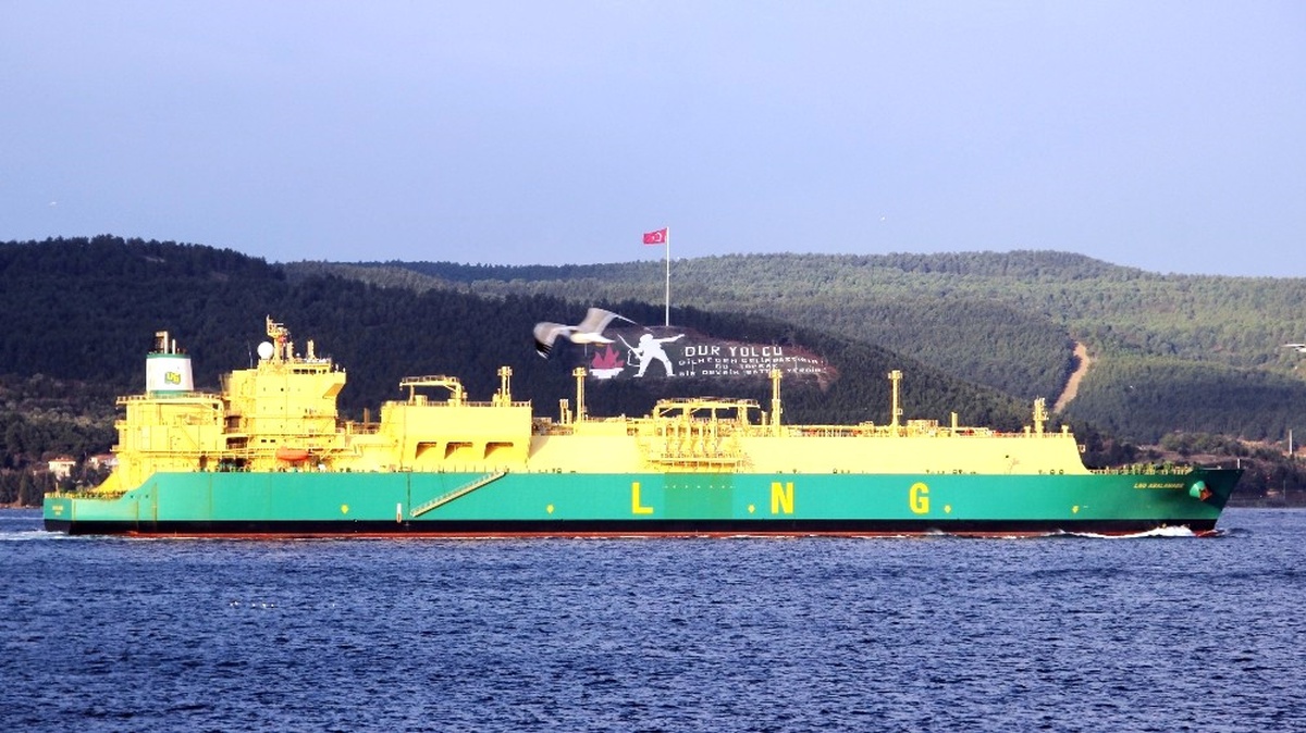 Doğalgaz Tankeri Çanakkale Boğazı\'ndan Geçti