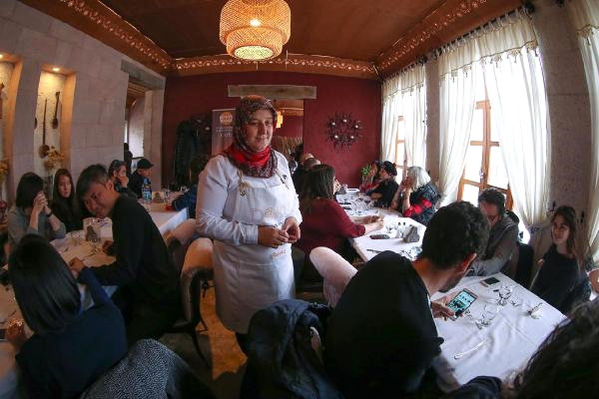Dünyaca Ünlü Şefler Uçhisar\'da Yöresel Yemeklerin Tatlarına Baktılar