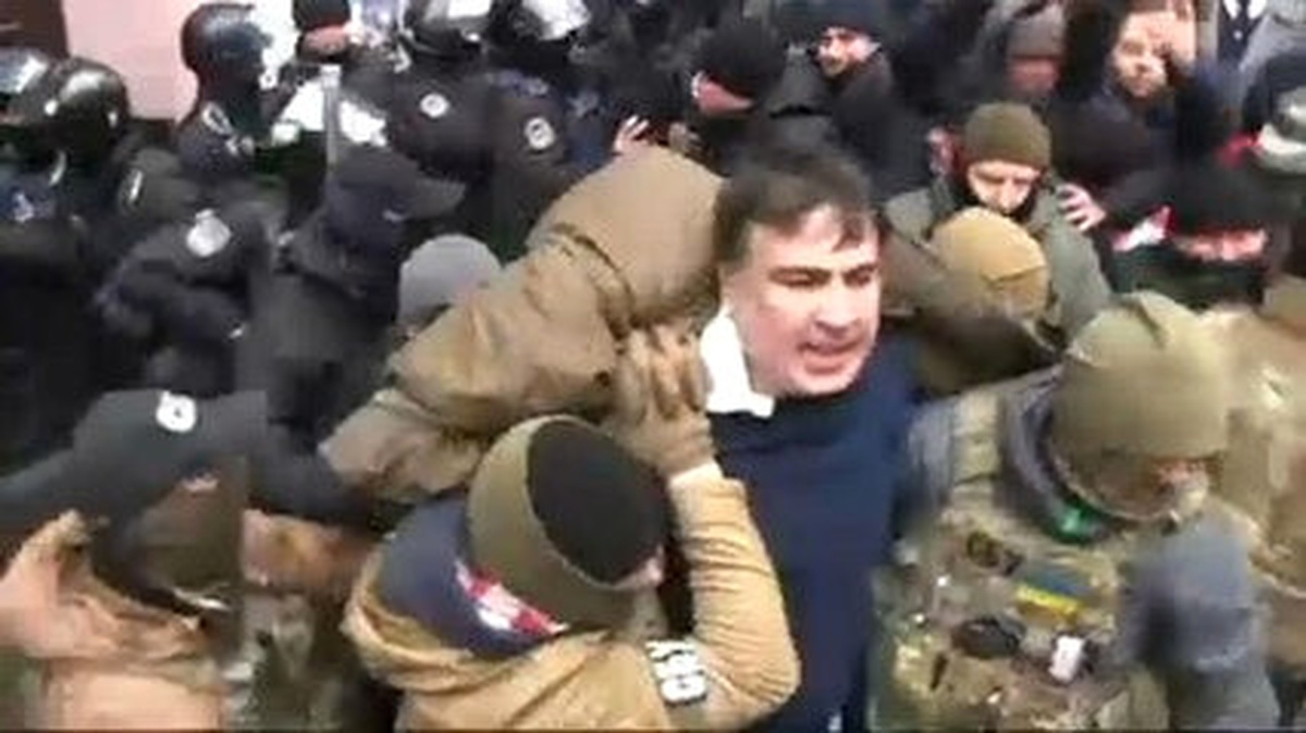 Eski Gürsistan Lideri Evinin Çatısında Gözaltına Alındı