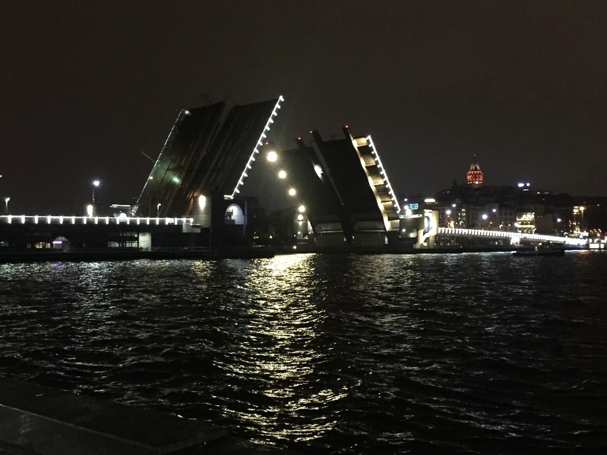 Galata ve Atatürk Köprüsü Deniz Trafiğine Açıldı
